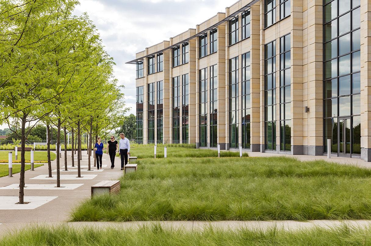 The building’s massing gently curves to maximize views back to the Capitol