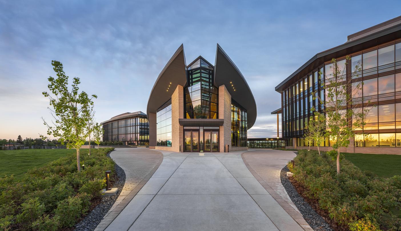 Responding to Alberta’s native geology and bio-diversity, the design reflects the flowing lines of a prairie stream and the silhouette of the Rocky Mountains. The state-of-the art work environments provide for day-lit, flexible and open-plan workspaces.