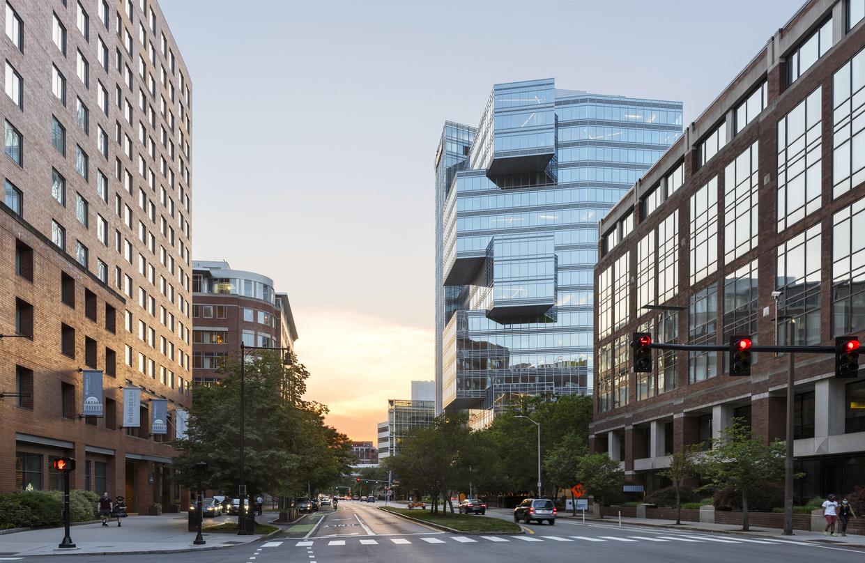 pedestrian view of the Akamai Headquarters building designed with five interlocking bars create a series of cantilevers 