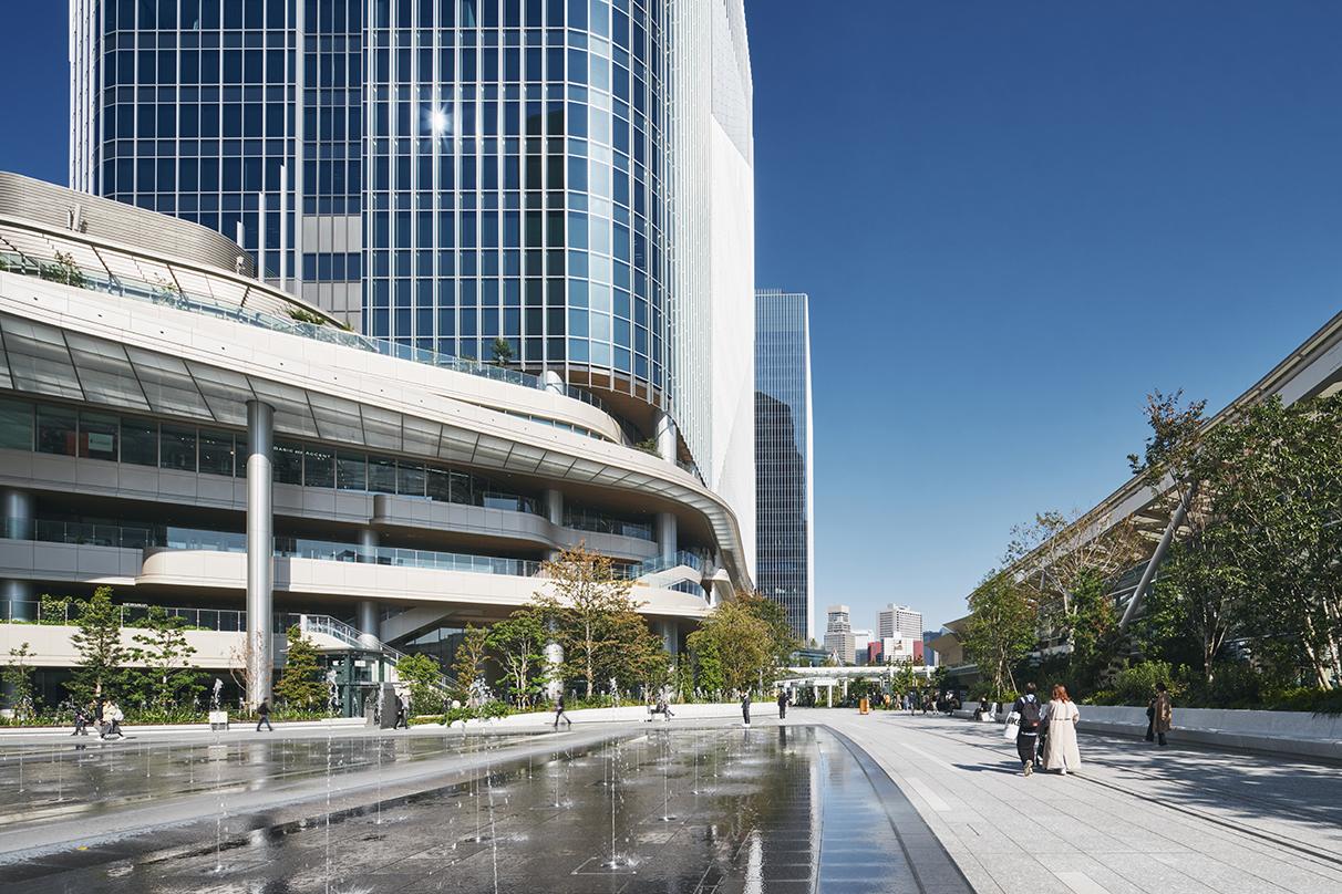 The public plaza of Takanawa Gateway City seen at nighttime illuminated.