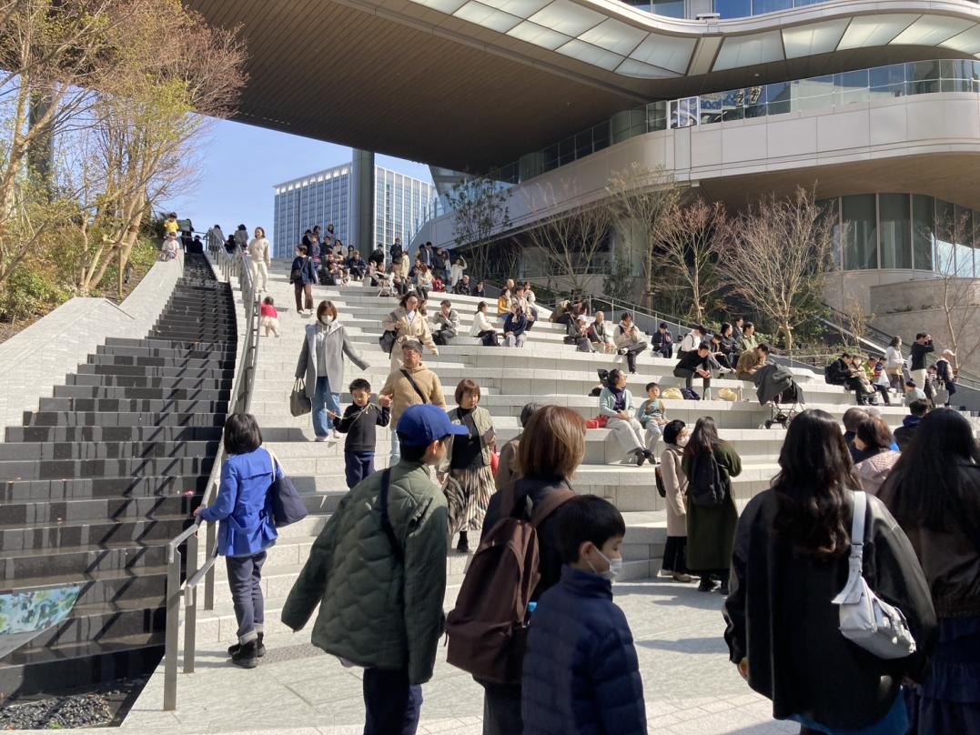 Staircase design that goes under the central atrium incorporated in the proposal for Takanawa Gateway City project.