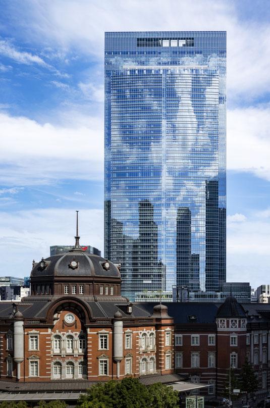 Super skyscrapper Tokyo Midtown Yaesu stands over Tokyo station